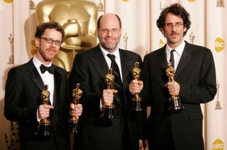 Этан Коэн, Скотт Рудин и Джоэл Коэн со своими «Оскарами» за фильм «Старикам здесь не место» на 80-й церемонии вручения премии . Лос-Анжелес, 2007 год