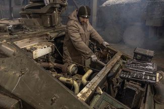 Механик 24-й бригады ВСУ ремонтирует британский бронетранспортер «Спартан»