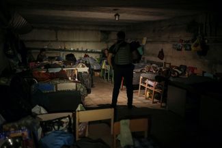 Сотрудник полиции проверяет убежище во время эвакуации местных жителей между обстрелами в городе Марьинка в Донецкой области, 16 июня 2022 года