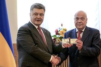 Президент Украины Петр Порошенко и глава Закарпатской областной администрации Геннадий Москаль. Украина, Закарпатская область, 15 июля 2015 года