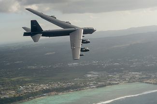 B-52H в небе над Гуамом, 2015 год