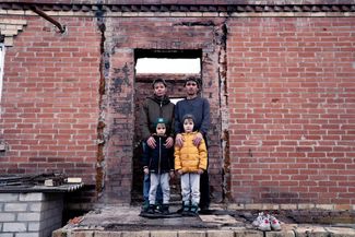 Семья Заднепровских у своего разрушенного дома