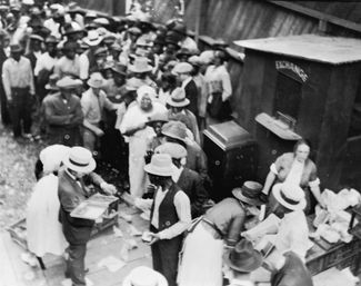 Раздача еды на улицах Талсы после погромов 31 мая — 1 июня 1921 года