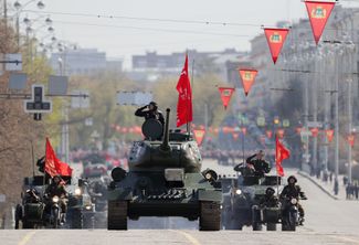 Танк Т-25 во время парада в Екатеринбурге. 9 мая 2022 года