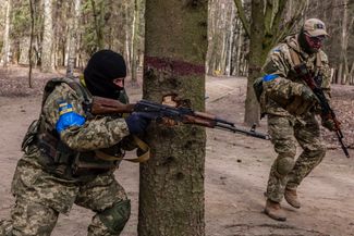Украинские военные проводят разведку в окрестностях Винницы. 18 марта 2022 года. 