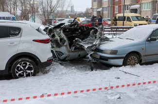 Сгоревший в результате удара по Белгороду автомобиль. 5 января 2024 года