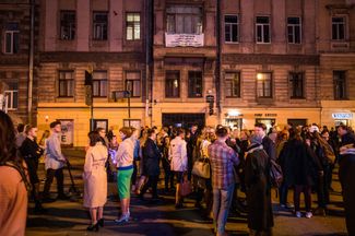 Вечеринка «Legal Street» на улице Рубинштейна в Санкт-Петербурге и плакат протестующих против баров собственников жилья, май 2019 года