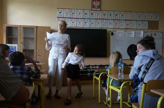 A seven-year-old girl from Kharkiv attends class at a Warsaw school. September 1, 2022.