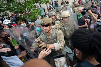 Стычка демонстрантов с солдатами армии США во время протестов против убийства Джорджа Флойда. Вашингтон, 3 июня 2020 года