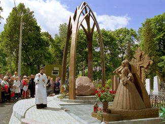 Памятник жертвам давки. Кальварийское кладбище. Минск, 27 мая 2001 года