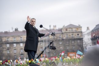 Виктор Орбан выступает перед участниками митинга, 15 марта 2018 года