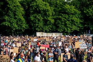 Тысячи протестующих против расизма в Гааге. Участники держат плакат «I CANʼT BREATHE!!!» («Я не могу дышать!!!») — эти слова Джордж Флойд говорил во время задержания, когда полицейский стоял коленом на его шее. 2 июня 2020 года