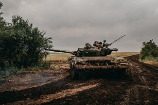 Украинские военные из 24-й отдельной механизированной бригады имени короля Даниила передвигаются на танке Т-72 вблизи Константиновки — примерно в 25 километрах от Бахмута