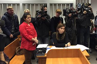 Гулистан Исса Шахо и адвокат Роза Магомедова в Химкинском городском суде. 19 ноября 2015-го