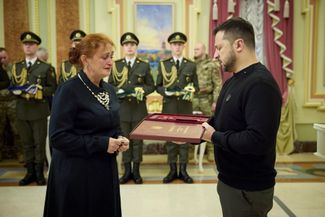 Президент Украины Владимир Зеленский вручает награды, присужденные погибшим бойцам ВСУ. Вместо них их получают родственники. Церемония состоялась в рамках Дня Вооруженных сил Украины, который в стране отмечают 6 декабря