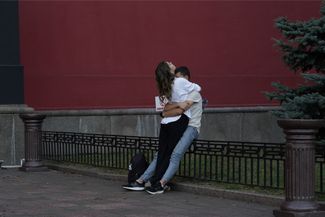 Влюбленная пара рядом с Красным корпусом КНУ. Сентябрь 2023 года