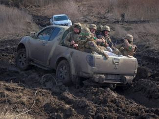 Украинские военные в кузове пикапа рядом с Бахмутом