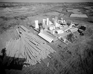 Заливка бетонного фундамента первых домов Левиттауна на месте кукурузных полей. Июнь 1948 года