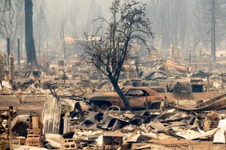 Дома и машины в центре Гринвилла, уничтоженные пожаром «Дикси», 5 августа 2021 года