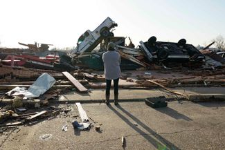 Местная жительница Трэйси Хардин осматривает разрушения, которые торнадо нанес ее закусочной в Роллинг-Форке
