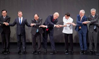 Традиционное рукопожатие мировых лидеров на саммите АСЕАН при участии премьер-министра России Дмитрия Медведева и президента США Дональда Трампа. Манила, 13 ноября