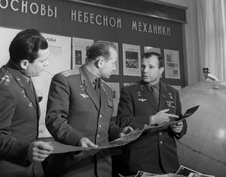 Летчики-космонавты Павел Попович, Алексей Леонов и Юрий Гагарин (слева направо) рассматривают снимки, сделанные космической станцией «Луна-9». 1965 год.