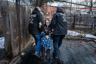 Сотрудники украинского фонда помогают эвакуироваться жительнице Покровска Донецкой области, 2 февраля 2024 года