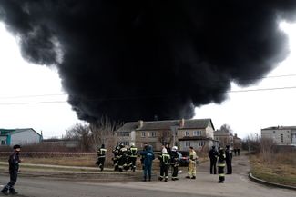 A fire at the Rosneft oil depot. According to the Belgorod administration, the fire was caused by an air strike from Ukraine. Belgorod, April 1, 2022.