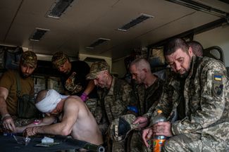 Раненые украинские военнослужащие в ожидании эвакуации на передовой