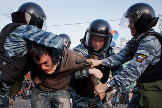 Задержание участника митинга на Болотной площади, 6 мая 2012 года