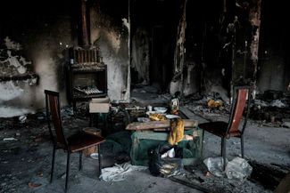 Подвал сгоревшего дома в освобожденном Щурово, в котором разместились солдаты ВСУ