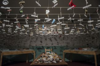 Илья Кабаков. Инсталляция «Обьекты из его жизни» на выставке в галерее Tate Modern. Лондон, 2017 год