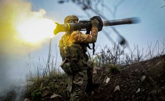 Украинский военный запускает противотанковую ракету, Донецкая область