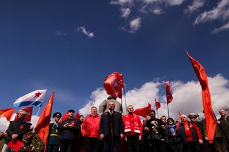 Зюганов со своими сторонниками на параде в День труда. 1 мая 2022 года