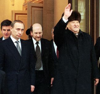 Борис Ельцин покидает Кремль после передачи власти Владимиру Путину. В центре — глава администрации президента Александр Волошин. Москва, 31 декабря 1999 года