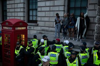 Полиция окружила несколько последних участников расовых протестов в Лондоне. 3 июня 2020 года