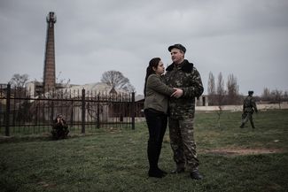 Украинские военные при поддержке близких пытаются сохранить контроль над военной авиабазой Бельбек, 4 марта 2014-го