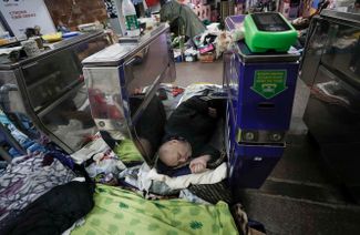 Люди прячутся от обстрелов в метро Харькова