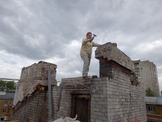 Анастасия Мальцева на крыше своего дома во время ремонта