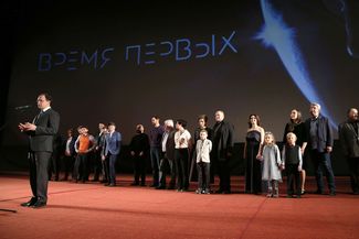 Министр культуры России Владимир Мединский (слева) на премьере фильма «Время первых» 29 марта 2017 года