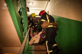 Спасатели эвакуируют жительницу Одессы из дома, поврежденного во время удара российского беспилотника