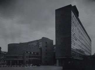 Здание министерства легкой промышленности. Фасад по Ново-Кировской улице. Фото 1954 года.