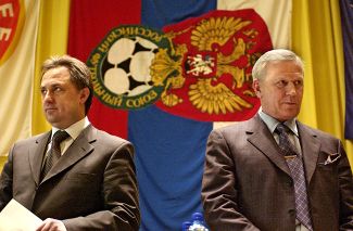 Новый президент Российского футбольного союза Виталий Мутко и бывший президент Вячеслав Колосков, 2 апреля 2005 года