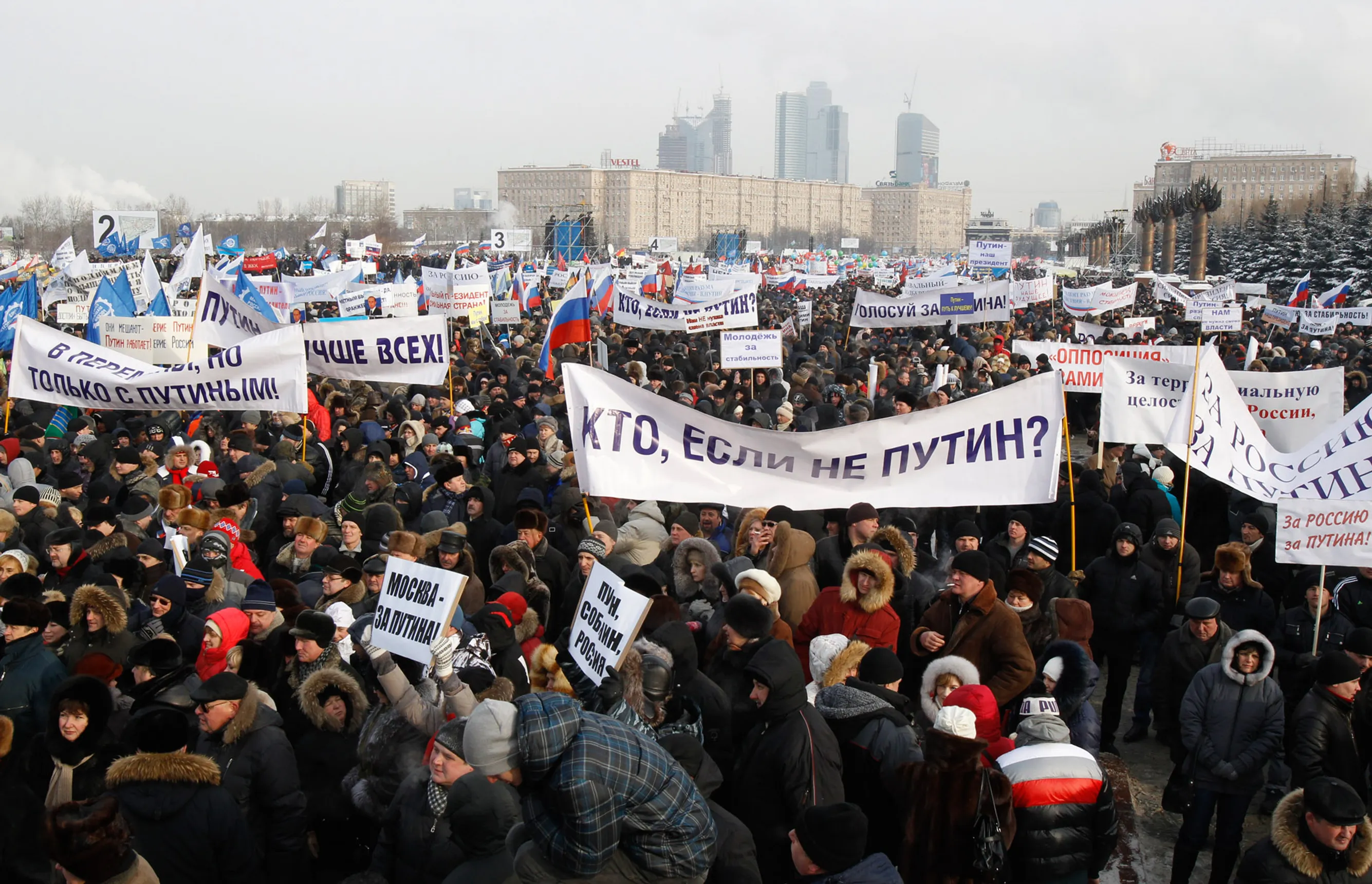Митинги против власти. Митинг за Путина. Митинг в поддержку Путина. Народ за Путина. Плакаты в поддержку Путина.