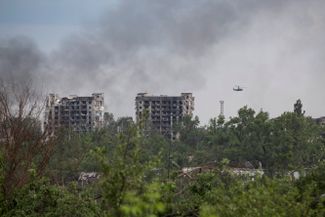 Разрушенные жилые дома в Попасной. По данным британской разведки, <a href="https://twitter.com/DefenceHQ/status/1537677492433170433" rel="noopener noreferrer" target="_blank">опубликованным</a> 17 июня, российские силы пытаются продвинуться в направлении Попасной, где рассчитывают замкнуть северодонецкий котел с юга