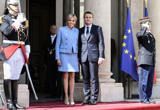 Брижит и Эммануэль Макрон во время инаугурации французского президента. 14 мая 2017 года <br>