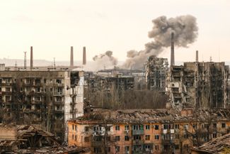 Последствия обстрелов Мариуполя. По словам президента Украины Владимира Зеленского, 95% зданий в городе разрушены 