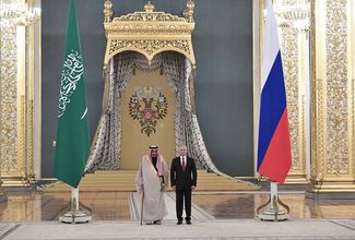 Президент РФ Владимир Путин и король Саудовской Аравии Салман бен Абдель Азиз аль-Сауд 5 октября 2017 года в Кремле