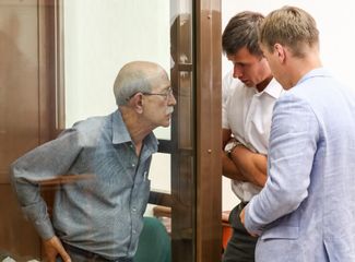 Сотрудник Центрального научно-исследовательского института машиностроения (ЦНИИмаш) Виктор Кудрявцев (слева), арестованный по обвинению в государственной измене, во время заседания по рассмотрению апелляционной жалобы на его арест в Мосгорсуде. 2 августа 2018 года
