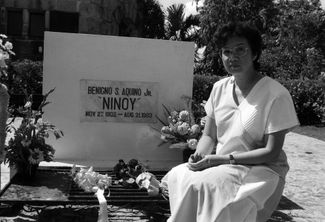 Кандидат в президенты Филиппин Корасон Акино в декабре 1985 года посещает кладбище на окраине Манилы, чтобы возложить цветы к могиле своего мужа, государственного деятеля Бенигно Акино, убитого в 1983 году. Всего несколько недель спустя, в феврале 1986 года, Корасон Акино стала 11-м президентом Филиппин